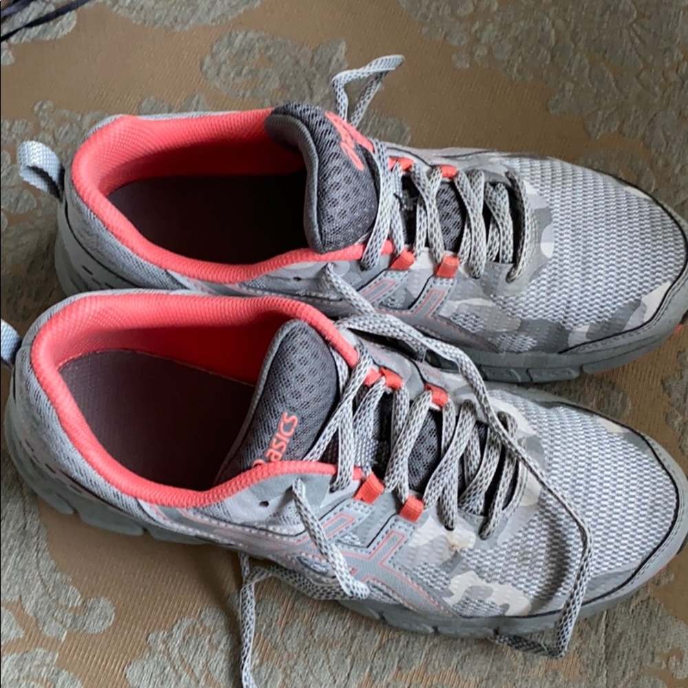 ASICS running shoe. Women’s size 8